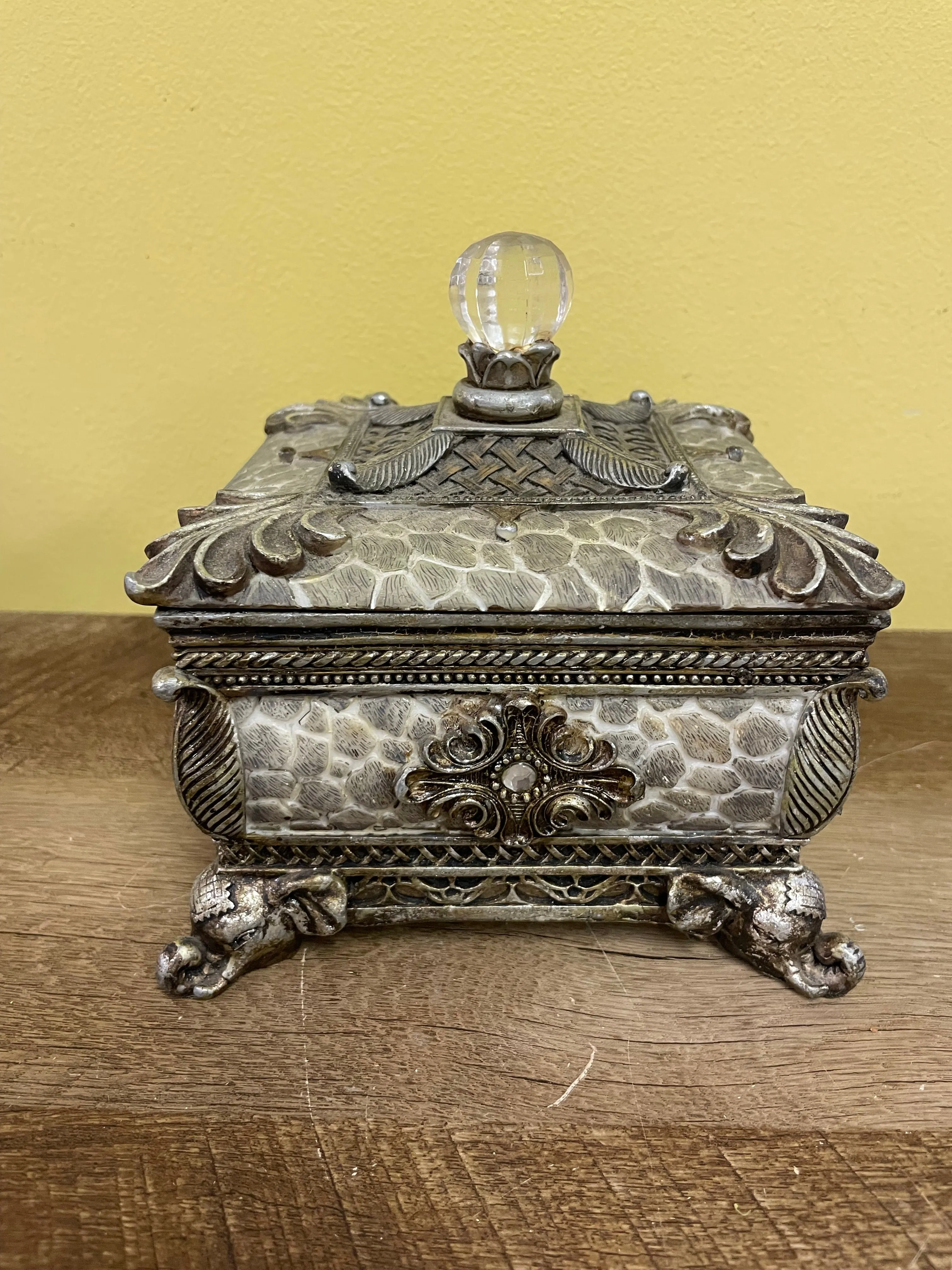 <€€* Stone and Silver Square Keepsake Trinket Storage Box with Lid and Elephant Head Footed Jewels