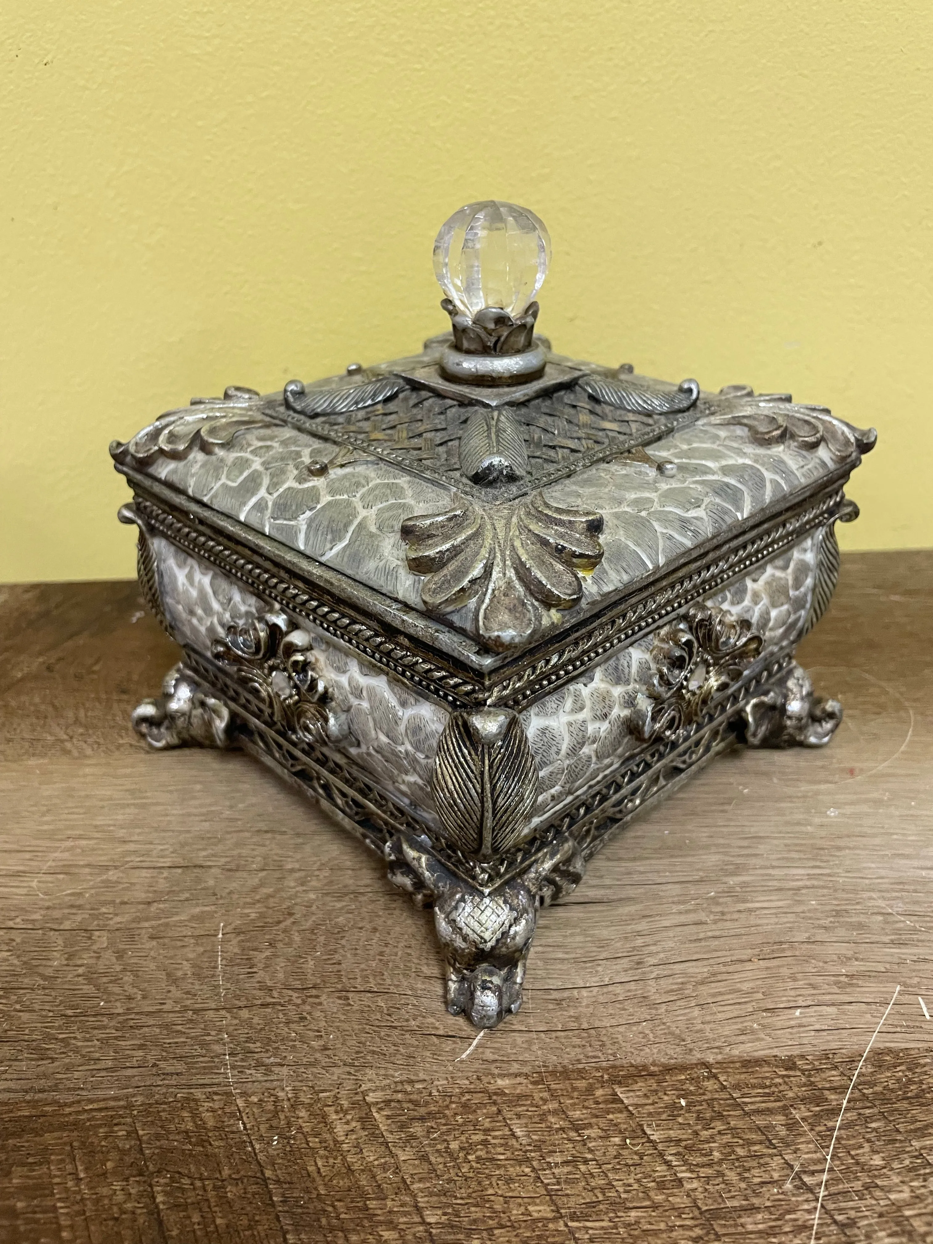 <€€* Stone and Silver Square Keepsake Trinket Storage Box with Lid and Elephant Head Footed Jewels