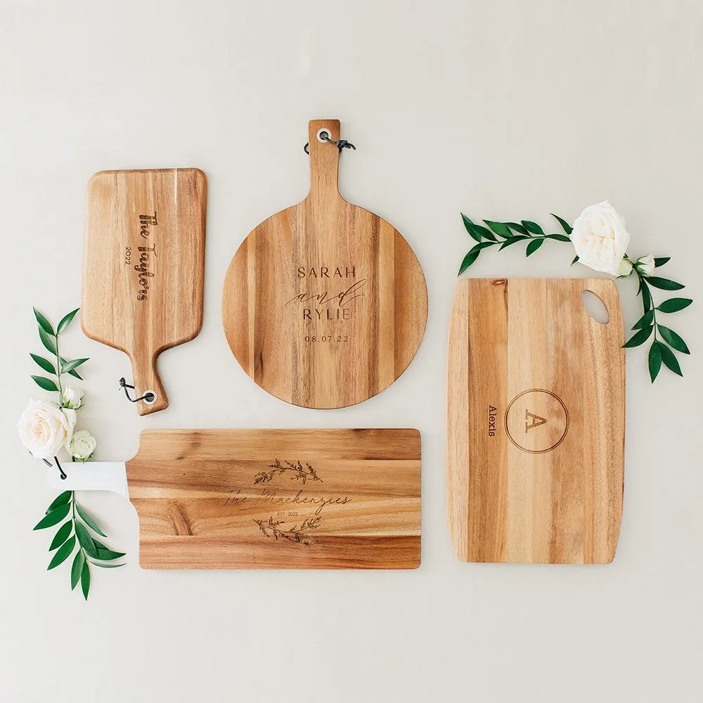 PERSONALIZED WOODEN CUTTING & SERVING BOARD WITH WHITE HANDLE  -  CIRCLE MONOGRAM